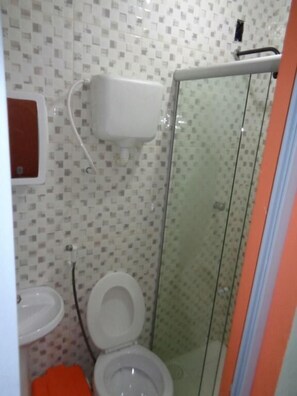 Habitación doble | Baño | Ducha, toallas, champú y papel higiénico