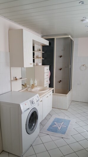 Ducha, secador de pelo, toallas