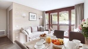 A cozy room with a sofa, dining table, and breakfast setup. - Wifi, 100m from resort center, swimming pool, balcony, tv, ski locker, 58m², Flaine (Flaine)
