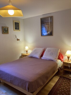 3 habitaciones, escritorio y tabla de planchar con plancha 