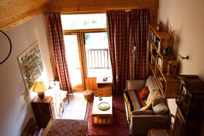 TV, DVD player, books, stereo