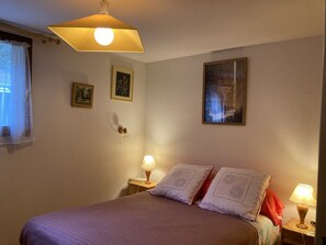 3 bedrooms, desk, iron/ironing board, internet
