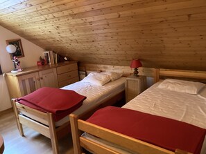 3 habitaciones, escritorio y tabla de planchar con plancha 