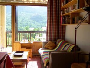 TV, DVD player, books, stereo