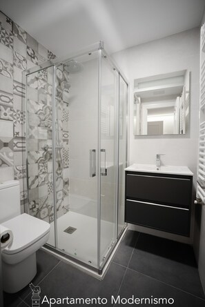 Apartment, Ensuite, City View (Modernismo) | Bathroom - Apartamentos Plaza del Torico (Teruel)