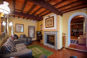 Een televisie, een open haard, een dvd-speler en tafelvoetbal