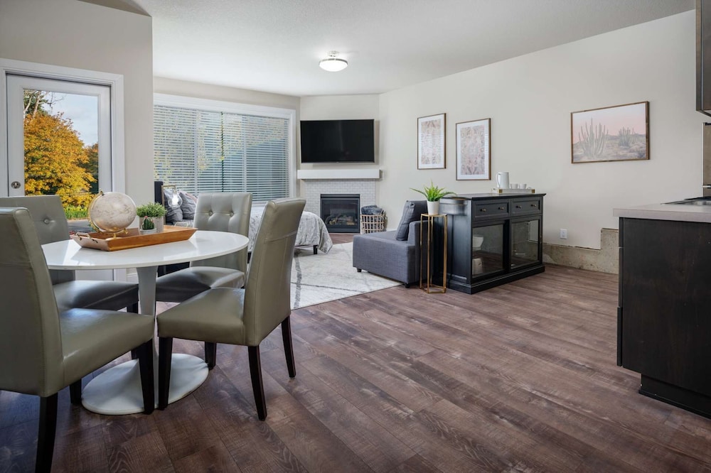 Perfect Couples Escape! Next to MAX Station ~ 7Miles 2 Downtown ~ Quiet Neighborhood ~ Bright & Open