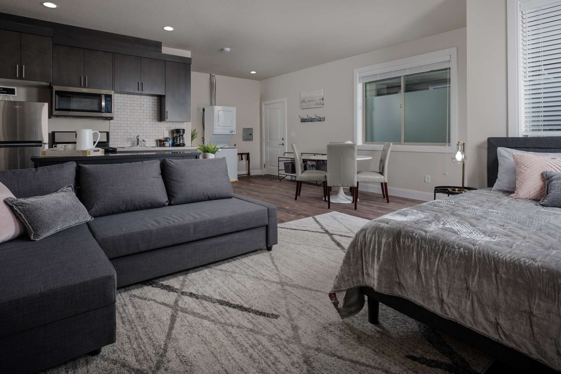 Perfect Couples Escape! Next to MAX Station ~ 7Miles 2 Downtown ~ Quiet Neighborhood ~ Bright & Open