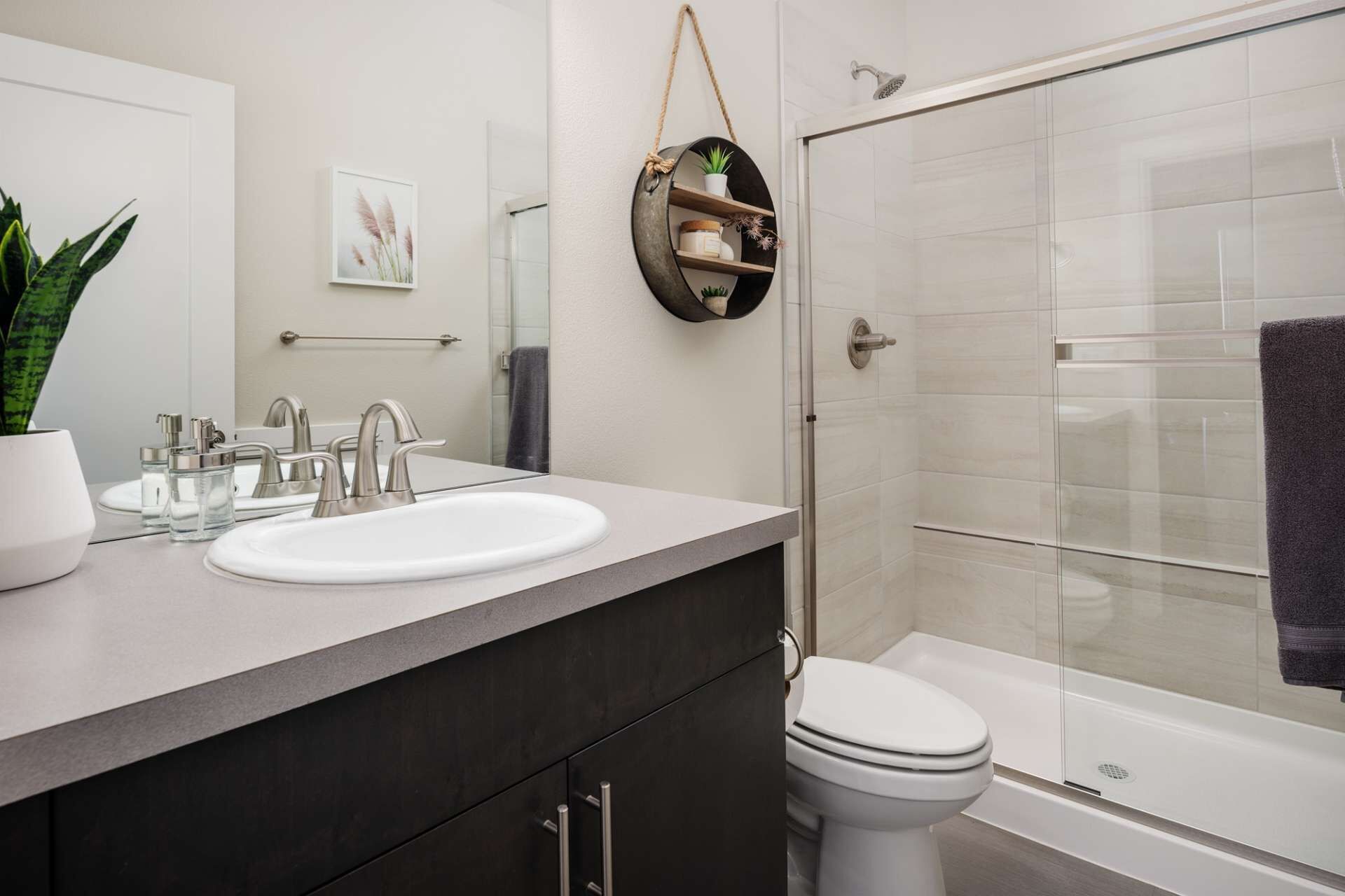 Perfect Couples Escape! Next to MAX Station ~ 7Miles 2 Downtown ~ Quiet Neighborhood ~ Bright & Open