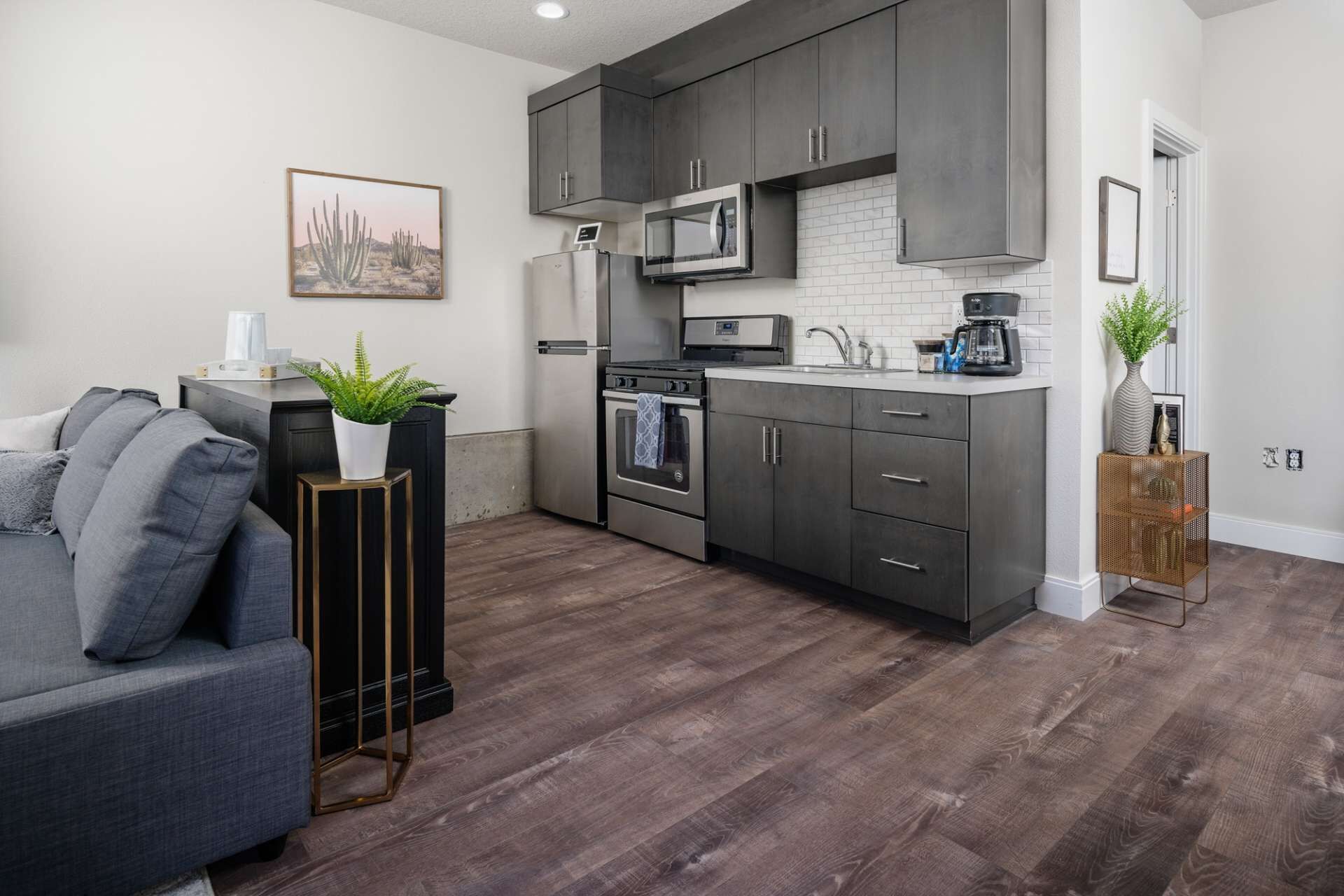 Perfect Couples Escape! Next to MAX Station ~ 7Miles 2 Downtown ~ Quiet Neighborhood ~ Bright & Open