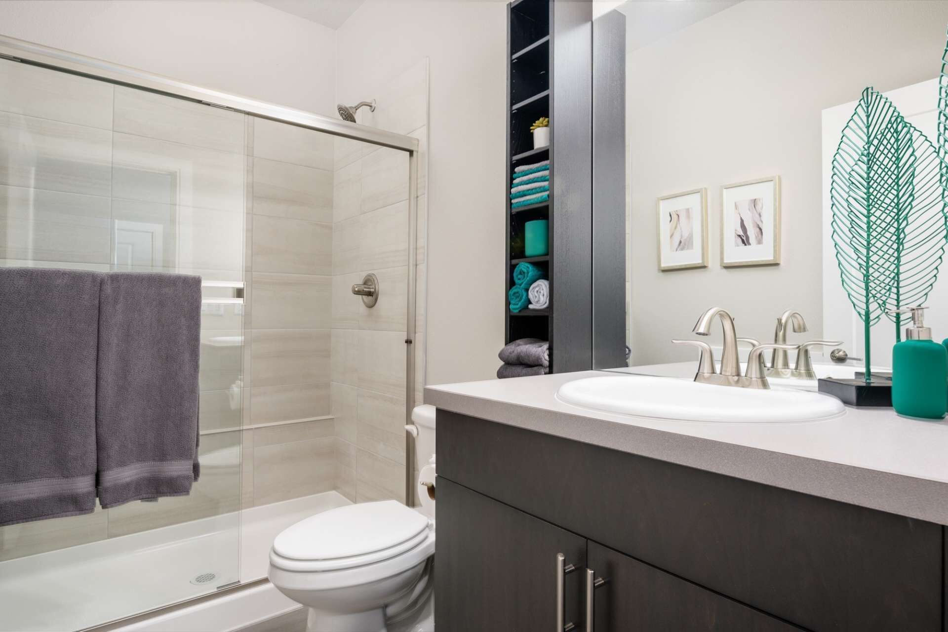 Brand New Southeast Portland Studio, Bright Open Floor Plan, Next to MAX Station, 7 Miles 2 Downtown