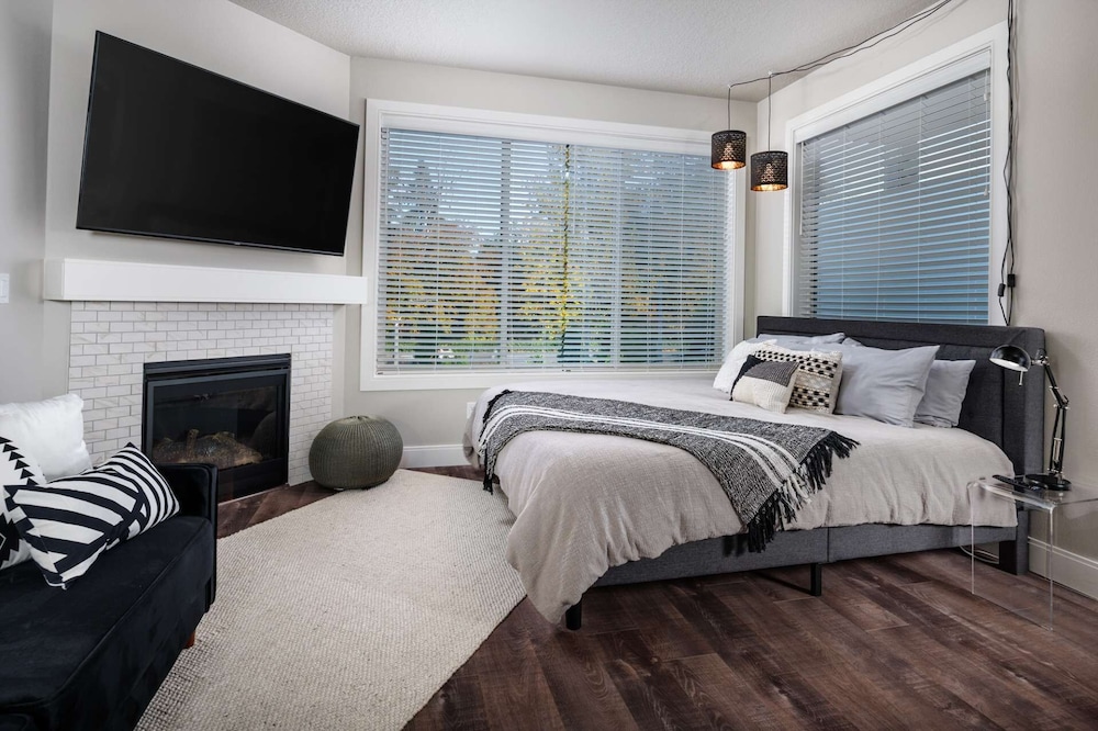 Brand New Southeast Portland Studio, Bright Open Floor Plan, Next to MAX Station, 7 Miles 2 Downtown