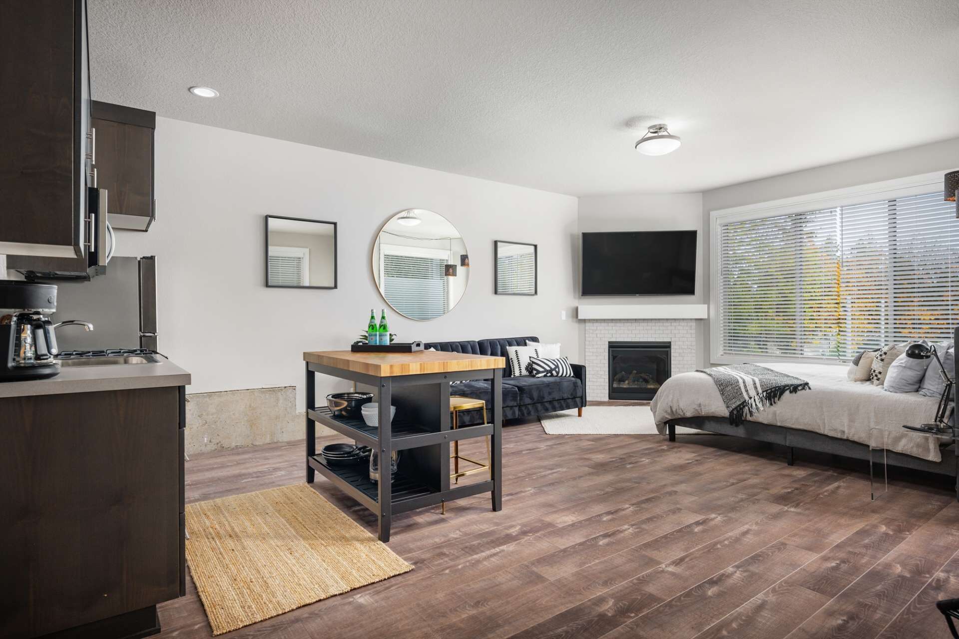 Brand New Southeast Portland Studio, Bright Open Floor Plan, Next to MAX Station, 7 Miles 2 Downtown