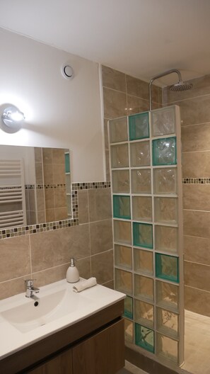 Habitación Confort doble, bañera de hidromasaje | Baño | Ducha, secador de pelo, toallas y jabón