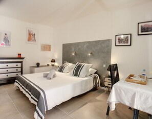 Comfort Double Room, Hot Tub | Interior - Mas Maurane Chambre d'hôtes (Tarascon)