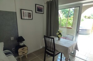 舒适双人房, 热水浴缸 | 高档床上用品、特色装修、特色家居、笔记本电脑工作区