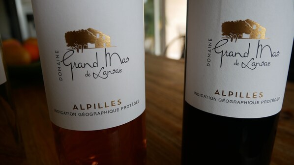 Two bottles of wine with labels indicating 'Grand Mias de Lanska' and 'ALPILLES' from Domaine de Lanska. - Mas Maurane Chambre d'hôtes (Tarascon)