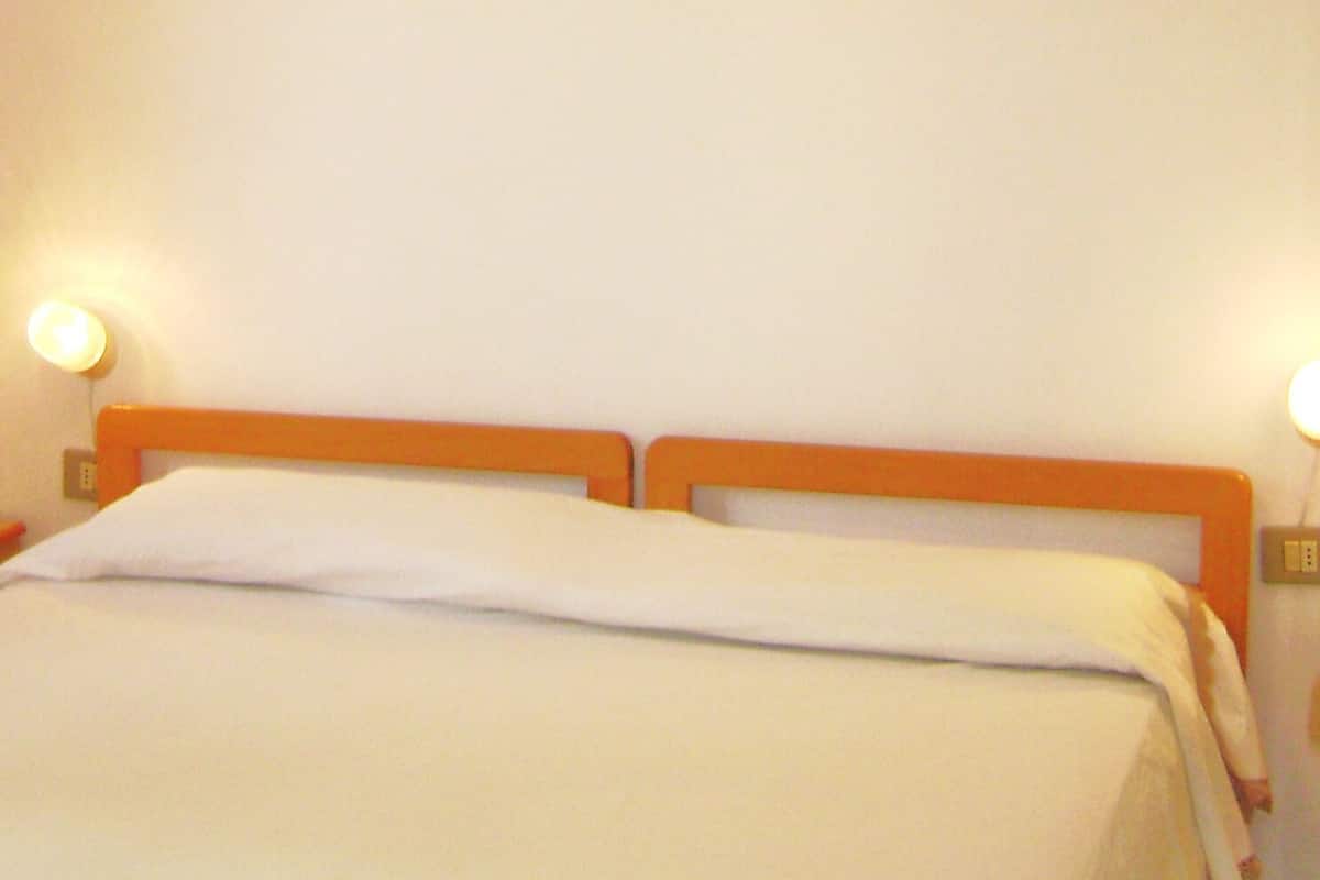 2 bedrooms, desk, laptop workspace, travel cot