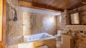 Dusj, regndusjhode, toalettartikler (inkludert) og hårføner