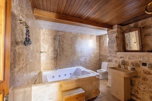 Shower, rainfall showerhead, free toiletries, hair dryer - Palmyra Boutique Hotel (Sanliurfa)