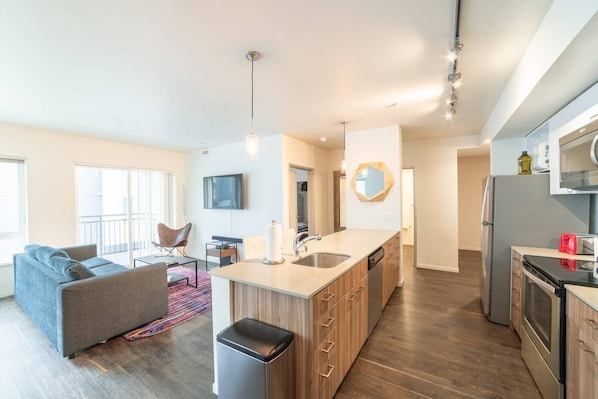 Horno, parrilla de estufa, lavavajillas y utensilios de cocina