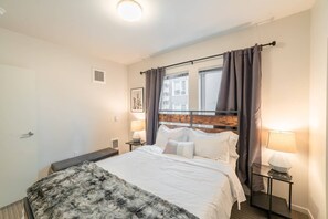 2 bedrooms, iron/ironing board, WiFi, bed sheets - Brand New! Clean 2br/2ba w Rooftop + Gym + Parking (Bellevue)