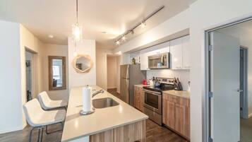 Horno, parrilla de estufa, lavavajillas y utensilios de cocina