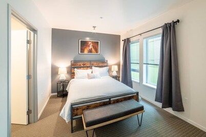 Brand New! Clean 2br/2ba w Rooftop + Gym + Parking