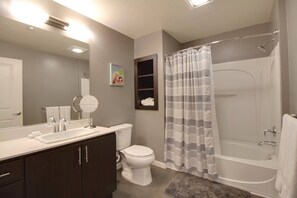 Bathroom - Business or Fun 1BR Urban Flat W/pool + Spa & Wifi (San Mateo)