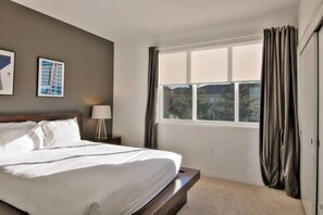 1 bedroom, iron/ironing board, WiFi, bed sheets - Business or Fun 1BR Urban Flat W/pool + Spa & Wifi (San Mateo)