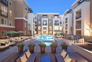 Outdoor pool - Business or Fun 1BR Urban Flat W/pool + Spa & Wifi (San Mateo)