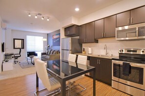 Oven, stovetop, dishwasher, cookware/dishes/utensils - Business or Fun 1BR Urban Flat W/pool + Spa & Wifi (San Mateo)