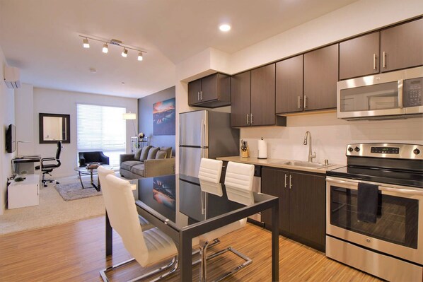 Oven, stovetop, dishwasher, cookware/dishes/utensils - Business or Fun 1BR Urban Flat W/pool + Spa & Wifi (San Mateo)
