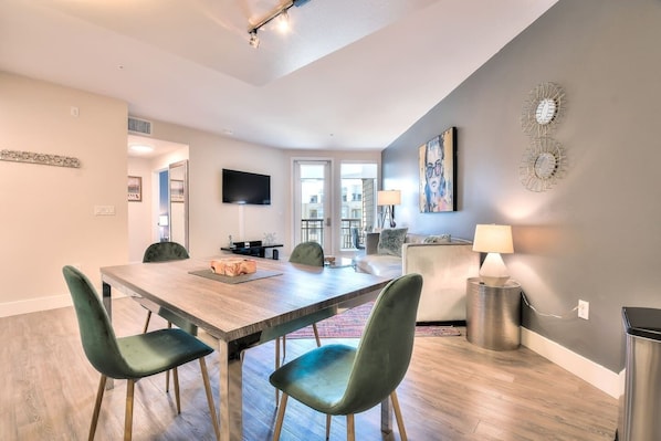 Ofen, Herdplatte, Geschirrspüler, Wasserkocher mit Kaffee-/Teezubehör