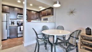 Private kitchen - Designer Urban Flat 1BR - DT Palo Alto by Stanford (Palo Alto)