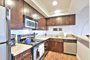 Oven, stovetop, dishwasher, cookware/dishes/utensils