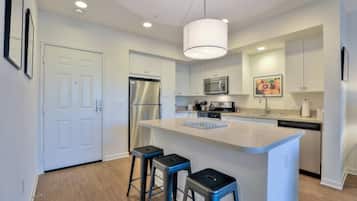 Oven, stovetop, dishwasher, cookware/dishes/utensils