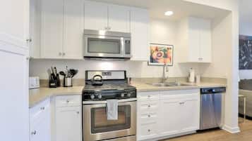 Oven, stovetop, dishwasher, cookware/dishes/utensils