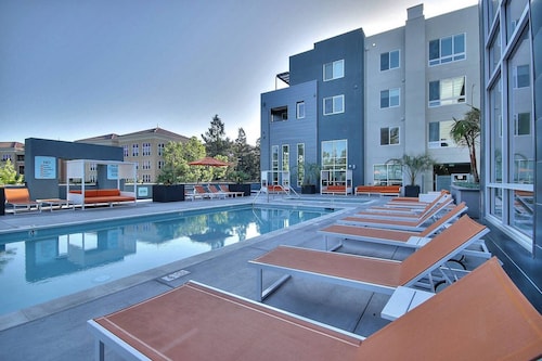 Platinum Edition 2BR Urban Flat - Pool/spa & More