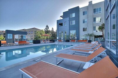 Platinum Edition 2BR Urban Flat - Pool/spa & More