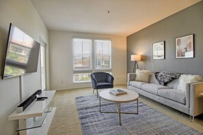 2 bedrooms, iron/ironing board, WiFi, bed sheets - Urban Flat @ RW City (Redwood City)