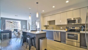 Coffee/tea maker, oven, stovetop, dishwasher - Central 2BR Urban Flat in @sanjose - Close to All! (San Jose)