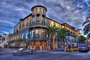 Exterior - Massive Urban Flat 2BR W/natural Lighting by Cisco (San Jose)