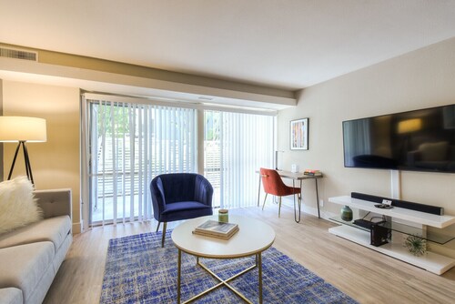 Incredible Urban Flat 2BR In Sunnyvale W/ Pool!