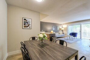 Forn, placa de cuina, rentaplats i cafetera i tetera 