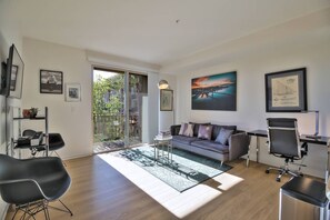 TV - Clean 1BR Urban Flat w/ Balcony in #siliconvalley (San Jose)