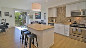Coffee/tea maker, oven, stovetop, dishwasher - Clean 1BR Urban Flat w/ Balcony in #siliconvalley (San Jose)