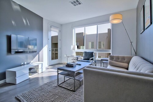 Contemporary 1BR Urban Flat w/ Balcony 5-star