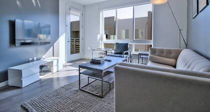 Contemporary 1BR Urban Flat w/ Balcony 5-star