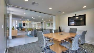 Een oven, een kookplaat, een vaatwasser, kookgerei, borden en bestek